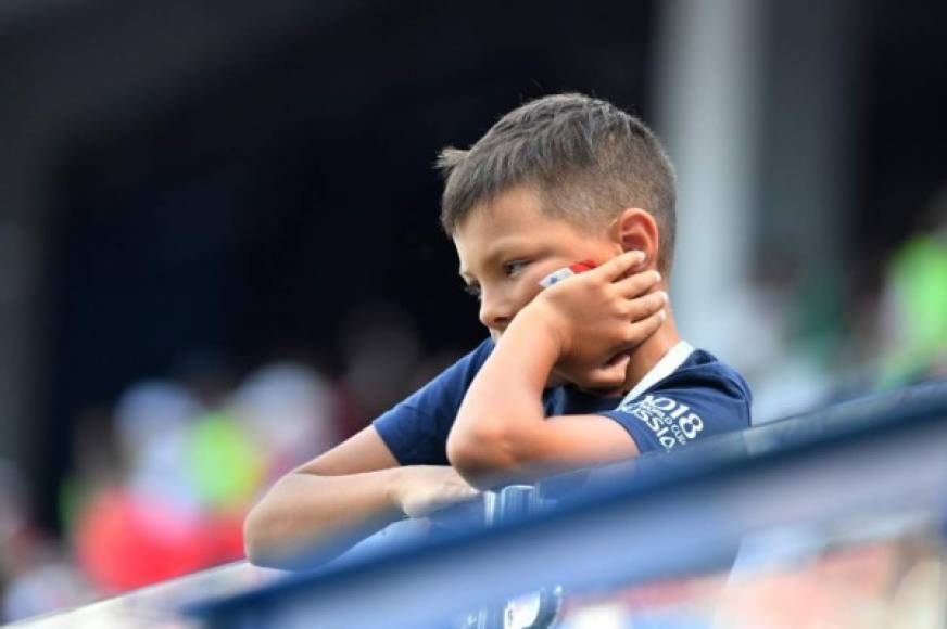 Un niño panameño queda triste tras la derrota contra Inglaterra.