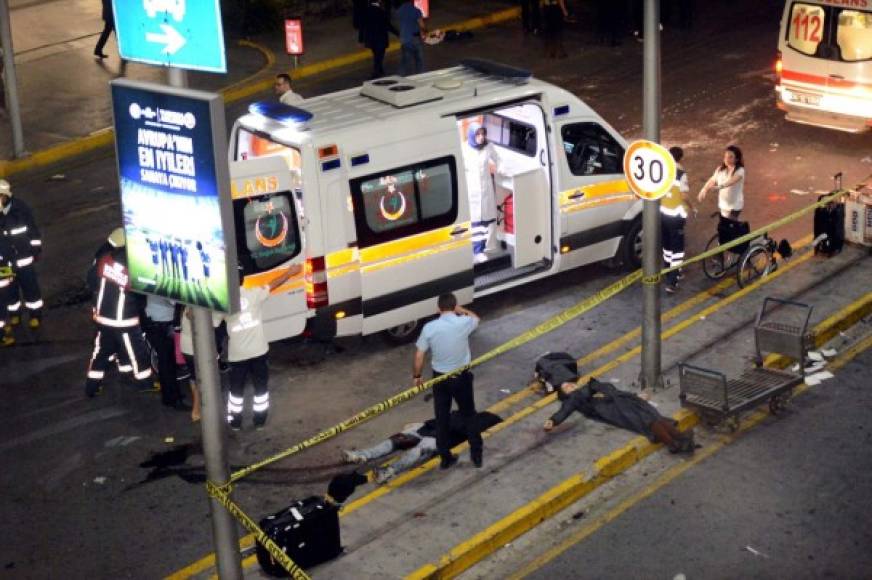 Según las primeras informaciones de las emisoras turcas, todo indica que tres terroristas suicidas perpetraron el ataque, delante y justo en la entrada del aeropuerto.