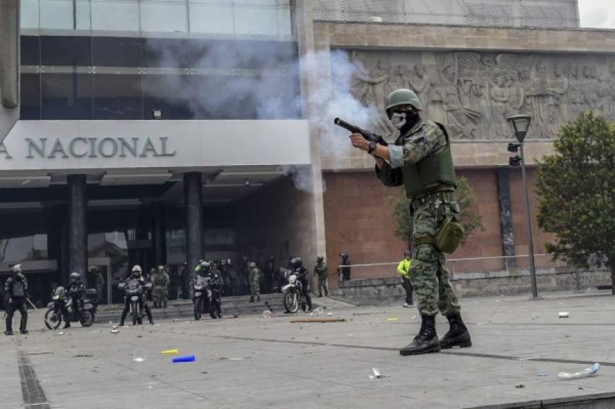 Militares y policías desalojaron ayer el Congreso de Ecuador luego de que cientos de indígenas y estudiantes lo asaltaran.