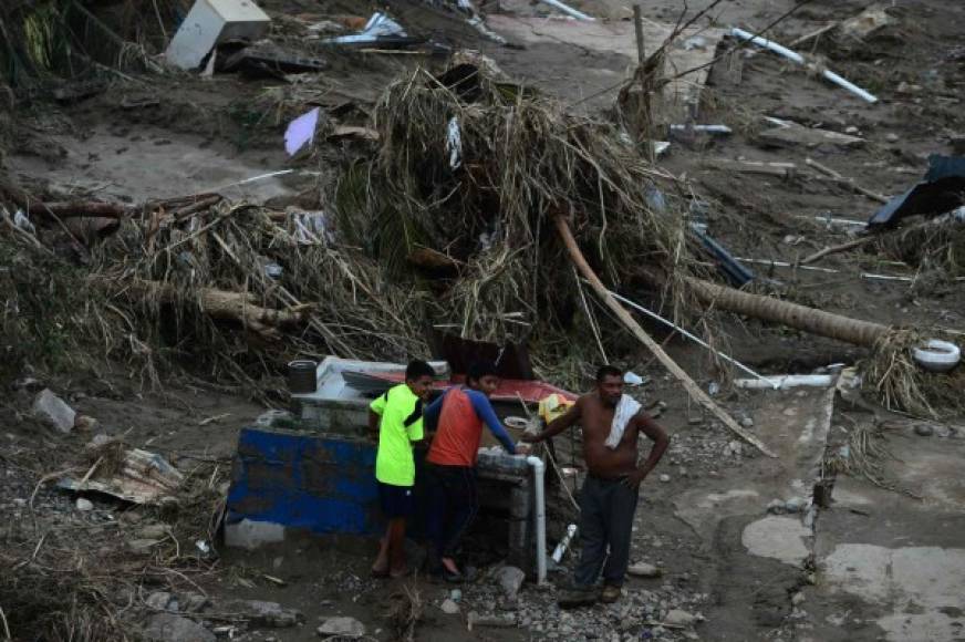 El número de fallecidos por las intensas lluvias que dejó a su paso la depresión tropical Eta por Honduras ascendió a 25, según informaron las autoridades este sábado.