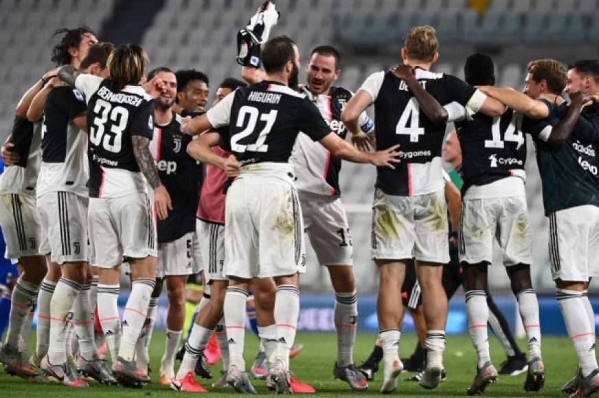 Juventus logró recientemennte el noveno Scudetto de manera consecutiva (36 de su historia), pero no se conforma. En las últimas horas se ha revelado que viene una revolución con el tema de salidas y fichajes de cara a la próxima campaña.