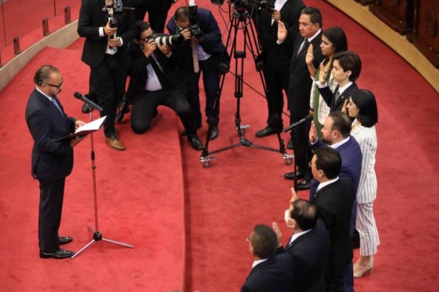 La nueva Asamblea Legislativa de El Salvador se pintó de cian, el mismo color con el que Nayib Bukele entró al mundo de la política hace diez años al convertirse en alcalde de Nuevo Cuscatlán, y que ahora lo ha convertido en el símbolo de una nueva era en el vecino país.