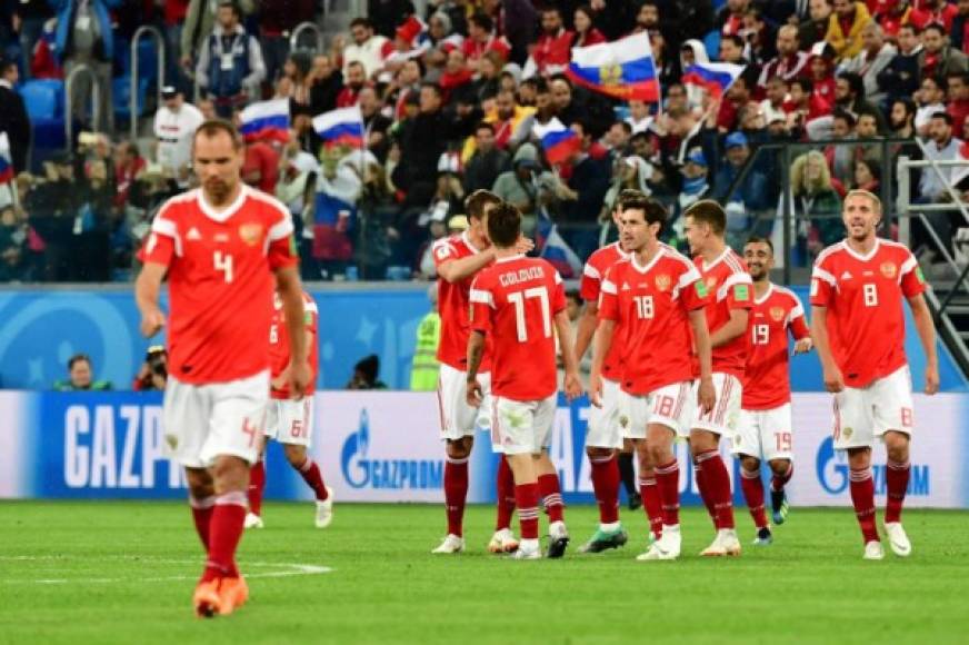 La selección anfitriona Rusia fue la primera clasificada a octavos de final, pero quedó en el segundo lugar tras perder 3-0 por Uruguay este lunes en el grupo A.