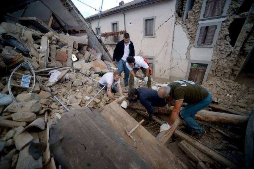 De momento no se habían identificado a las personas fallecidas por el fuerte sismo.