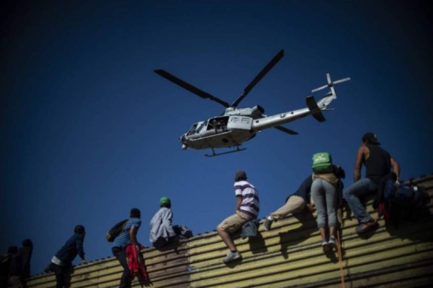 Helicópteros estadounidenses sobrevolaban cerca de la frontera, controlando los intentos de cruzar de los migrantes y lanzado gases lacrimógenos. Poco después, los helicópteros cruzaron el límite y sobrevolaron el lado mexicano, constató AFP.