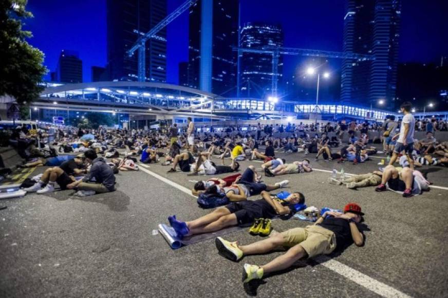 Cientos de manifestantes durmieron anoche en las calles de Hong Kong.