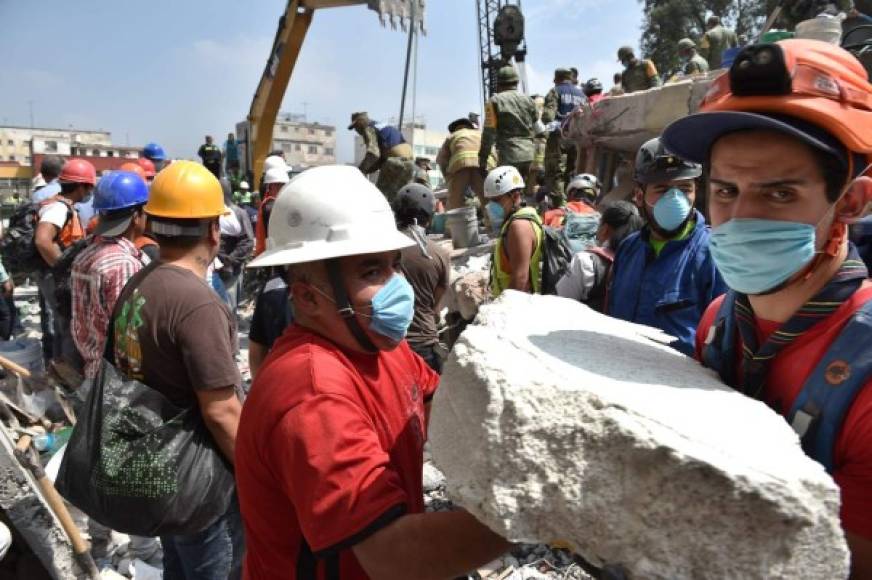 Los trabajos se aceleraban a casi dos días de la tragedia. Los expertos dan 72 horas en promedio para que sobreviva una persona en los escombros, aunque en México, en el devastador sismo de 1985, la resistencia humana rompió expectativas.