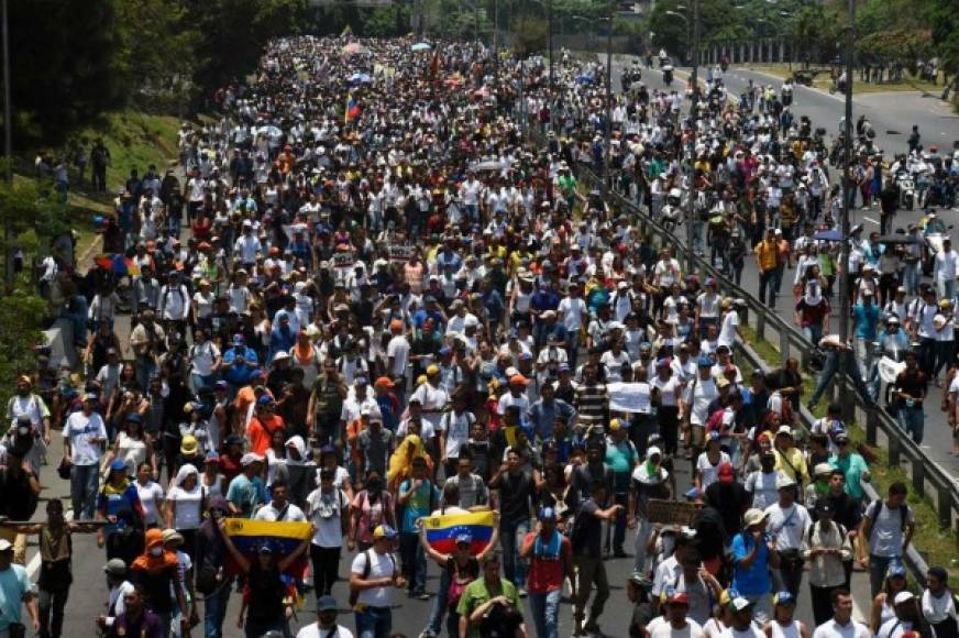 Miles asistieron a la convocatoria de los líderes opositores para protestar contra el Gobierno de Maduro.