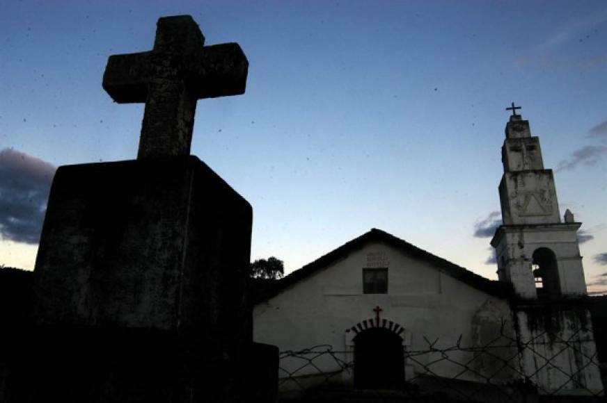 El municipio de Santa Cruz en Lempira es impresionante. Las montañas rodean un pueblo lenca que atesora su pequeña iglesia colonial.