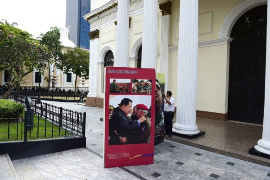 Las fotos y carteles de Hugo Chávez fueron retiradas del parlamento de Venezuela junto con todo el vestigio gráfico de 17 años de hegemonía chavista en el Legislativo.