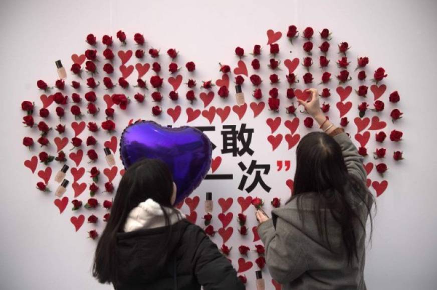 Un centro comercial de Beijing organizó un mural de corazones para que las personas dejen mensajes de amor a sus seres queridos.