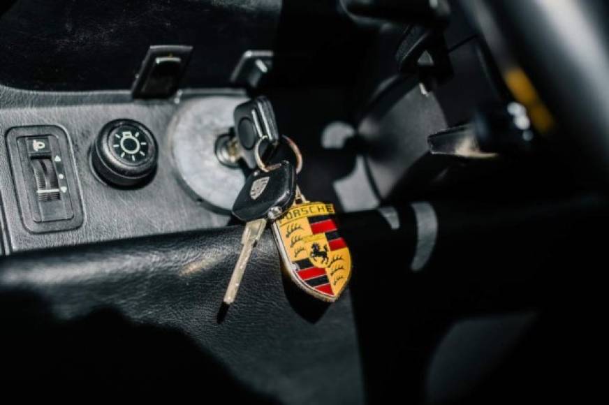 El Porsche se encuentra en condiciones impecables con un odómetro que registra casi 123,000 kilómetros, equivalente a poco más de 76,000 millas.