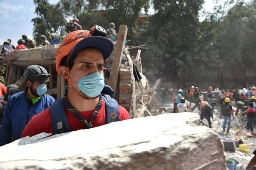 Un voluntario de la Asociación de Scouts de México ayuda en la remoción de escombros de las zonas afectadas por el potente terremoto.