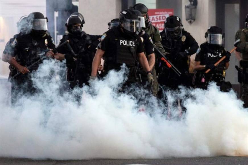 En los Ángeles las fuerzas de seguridad dispararon balas de goma y usaron sus bastones para intentar frenar a los manifestantes que incendiaron un móvil policial y saquearon tiendas.