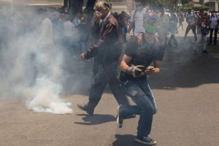Los manifestantes opositores son reprimidos con bombas lacrimógenas por las fuerzas de seguridad bolivarianas.