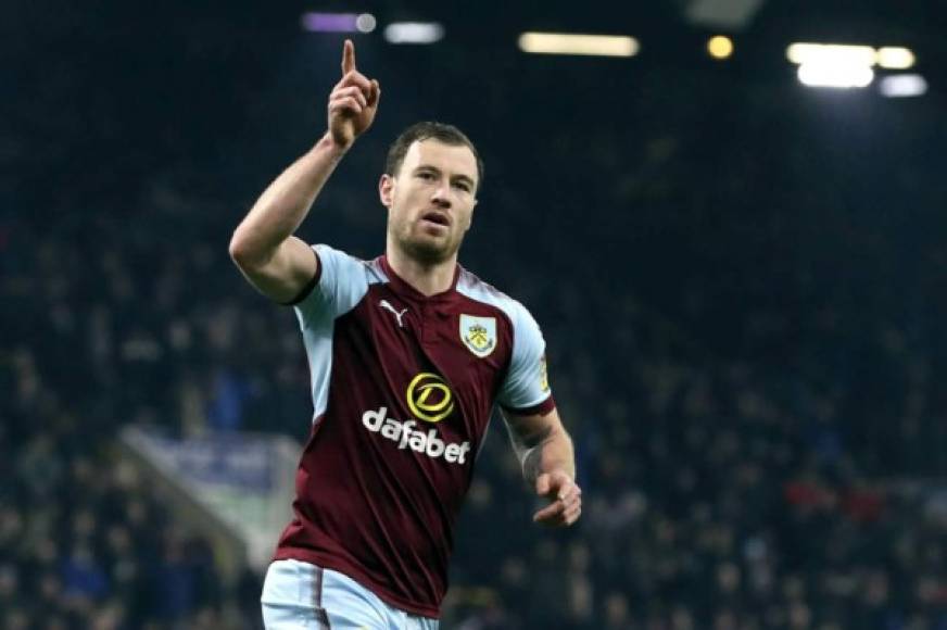 Según la información de Sky Sports, el Chelsea ha puesto un ojo en el delantero de 28 años del Burnley, Ashley Barnes, el cual lleva tres goles en la presente edición de la Premier.