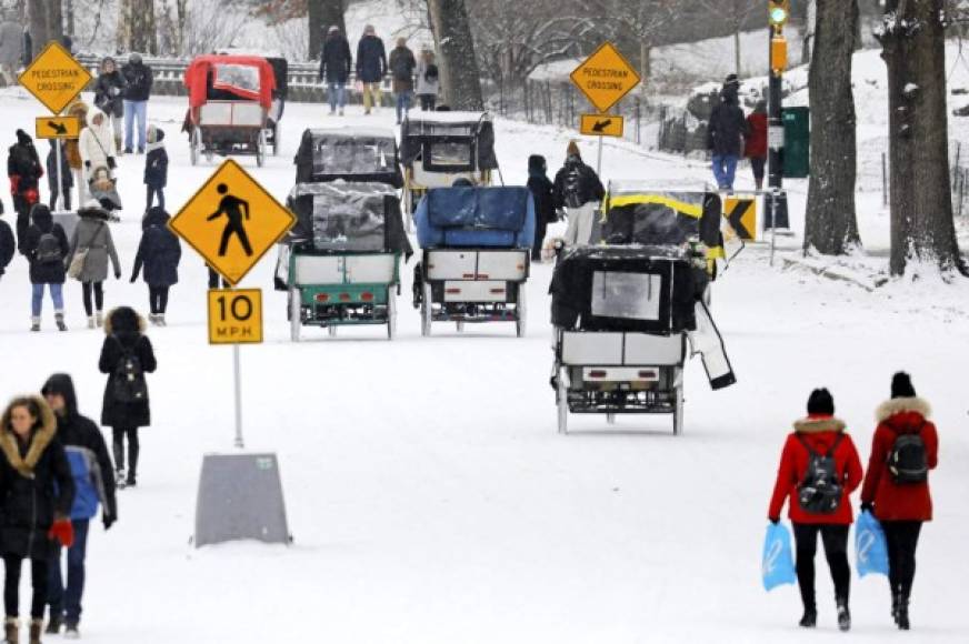 El Central Park de Nueva York se encuentra cubierto de nieve tras las tormentas registradas en las últimas horas.