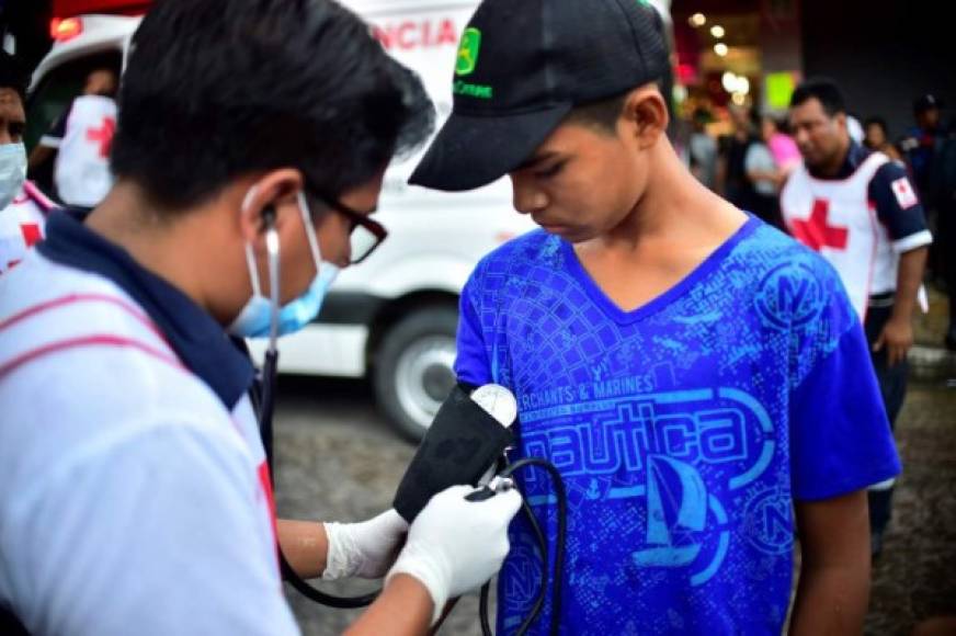 Las autoridades de Chiapas brindaron atención médica, alimentaria y psicológica a los migrantes que llegaron esta tarde a Tapachula.
