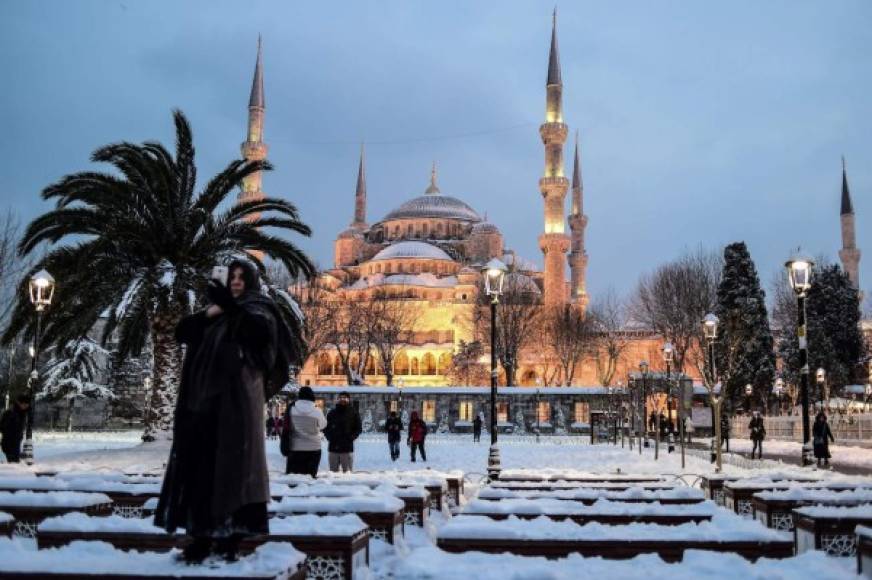 Durante todo el fin de semana los habitantes de la metrópolis aprovecharon el espectáculo de Estambul bajo la nieve y numerosos fotógrafos inmortalizaron los minaretes cubiertos de nieve.