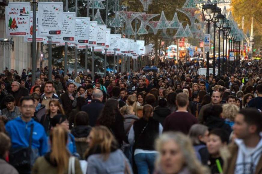 Pese al auge de la compra por internet, desde ayer pueden verse las clásicas filas interminables en las puertas de los grandes establecimientos del país, donde algunos incluso acampan horas antes de la apertura.<br/>