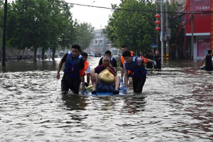 Las lluvias torrenciales que cayeron esta semana en la provincia de Henan obligaron a evacuar a más de 395,000 personas y causaron daños por más de 65,500 millones de yuanes (unos 10,000 millones de dólares o 8,500 millones de euros), indicaron en un comunicado las autoridades de Zhengzhou, la capital provincial.
