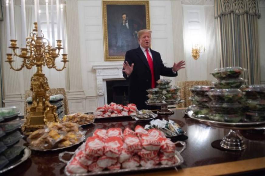 'Pedí unas 1,000 hamburguesas para ustedes. Todas de empresas estadounidenses: Burger King, Wendy's y McDonald's. (...) Todo lo que a mí y a ustedes les gusta', dijo Trump en la recepción oficial de los flamantes campeones universitarios.