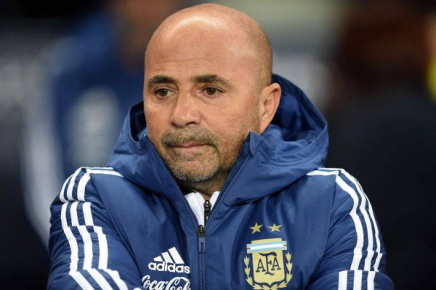 Jorge Sampaoli dejó de ser el entrenador de la selección argentina tras el fracaso albiceleste en el Mundial de Rusia-2018, informó este domingo la Asociación del Fútbol Argentino (AFA).