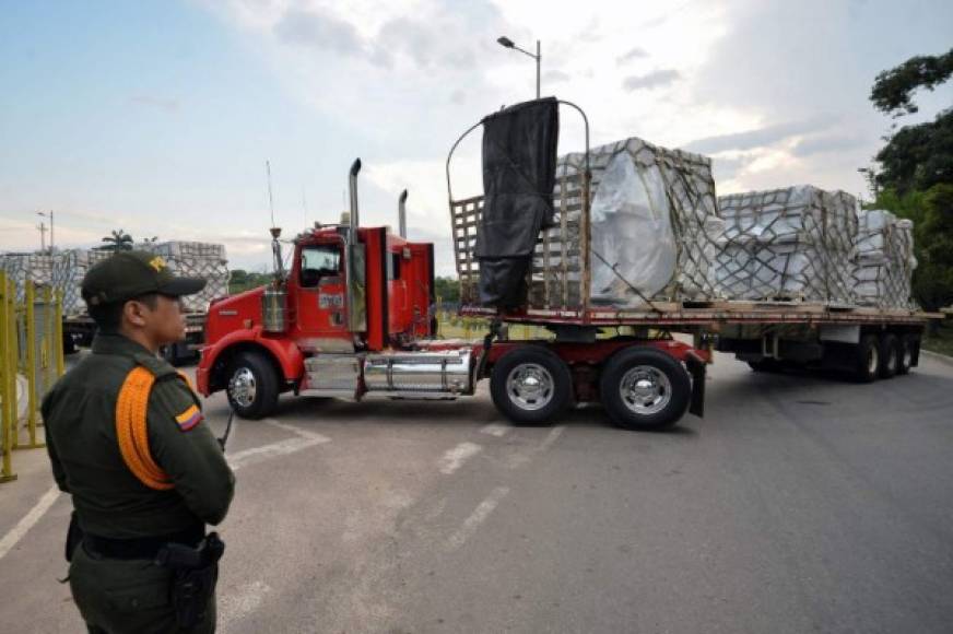 La tensión aumenta en Venezuela tras la llegada a Colombia de más de 300 toneladas de ayuda humanitaria enviada por Estados Unidos al Gobierno de transición de Juan Guaidó pese al rechazo y bloqueo de Nicolás Maduro.