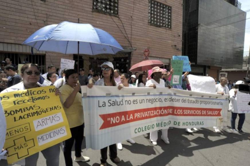 A las protestas de los maestros y de médicos, que iniciaron hace dos semanas, hoy se sumaron estudiantes de educación media y del Instituto Nacional de Formación Profesional (Infop).