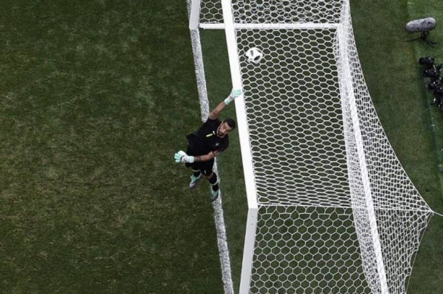 Rui Patricio se lanza por la pelota en un disparo de Marruecos.