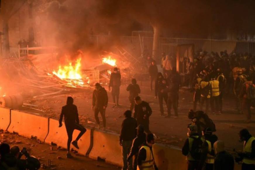 La acciones organizadas en el peaje de Biriatou en el País Vasco en la A63 y en Le Boulou en la A9, junto al paso fronterizo por la región española de Cataluña, provocaron filas kilométricas.<br/><br/>El primer ministro, Édouard Philippe, estimó que el dispositivo de seguridad esta vez ha permitido que se respete la ley e insistió en que ahora es hora del diálogo que su Gobierno ha empezado, y que él puso en práctica el viernes al recibir a una delegación de 'chalecos amarillos'. Imagen AFP<br/>