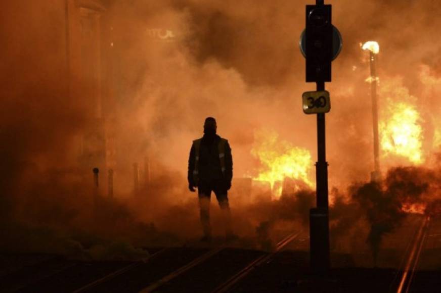 Los chalecos amarillos organizaron violentas protestas en París y otras ciudades, causando graves destrozos en la capital francesa. Tras tres semanas de protestas, Macron reconoció la 'cólera profunda' de los franceses y anunció un aumento de 100 euros de los ingresos de aquellas personas que cobran el salario mínimo y que las horas extra serán pagadas 'sin impuestos'. Sin embargo, estas concesiones no aplacaron a los chalecos amarillos que convocaron a nuevas protestas este sábado.