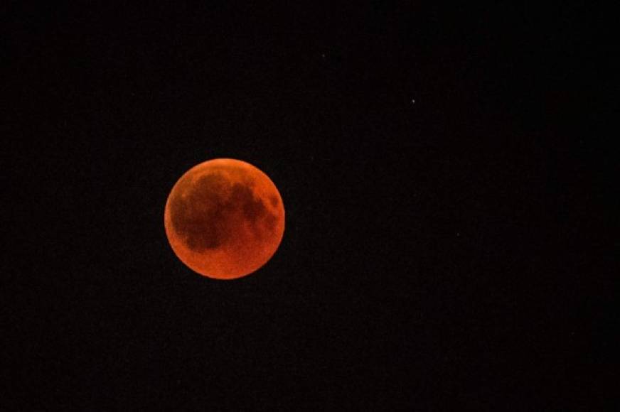 Esta imagen muestra la luna llena durante un eclipse de 'luna de sangre' visto desde la ciudad de Kazanlak, Bulgaria.