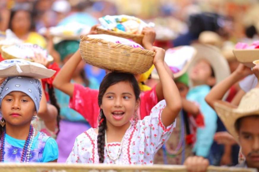 Las niñas lucieron sus mejores galas y destacaron la cultura hondureña.