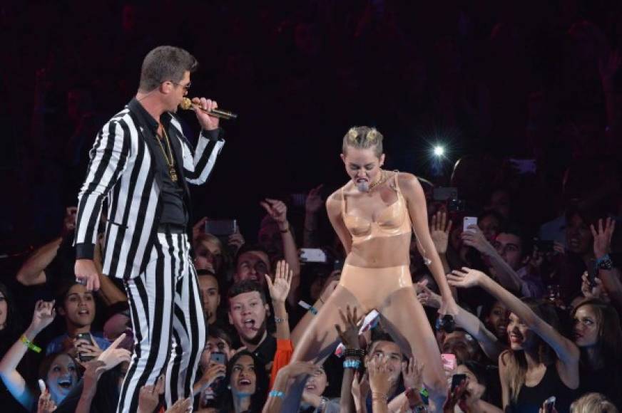 El invento del 'twerking' en el 2013. Miley Cyrus y Robin Thicke marcaron una nueva tendencia en la historia de los VMA's.