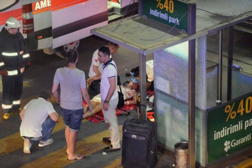 Una empleada del aeropuerto relató a una emisora que una de las explosiones sucedió justo en la entrada al terminal de salidas internacionales, donde se encuentra el primer control de seguridad para los viajeros.