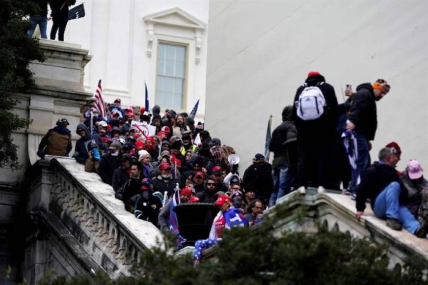 La alcaldesa de Washington ordenó un toque de queda a las 18H00 (23H00 GMT) en la capital federal, que regirá hasta las 06H00 del jueves.