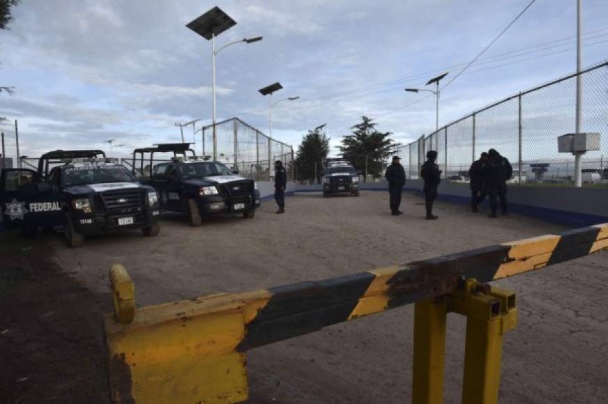 Policías federales y militares resguardan la zona, en las inmediaciones del penal de alta seguridad.