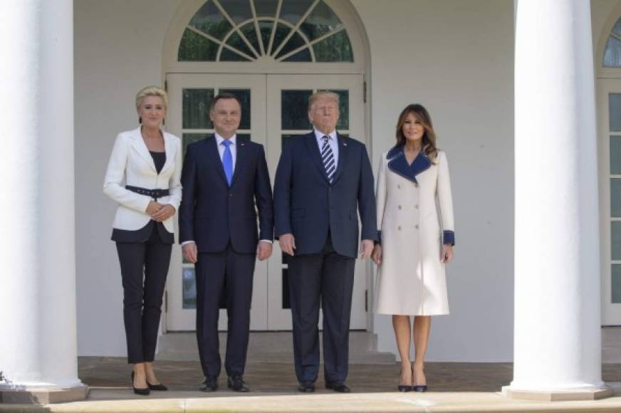 La ex modelo lució un controversial abrigo largo de Gucci para recibir al presidente de Polonia, Andrzej Duda y su esposa, Agata Kornhauser-Duda, en la Casa Blanca.