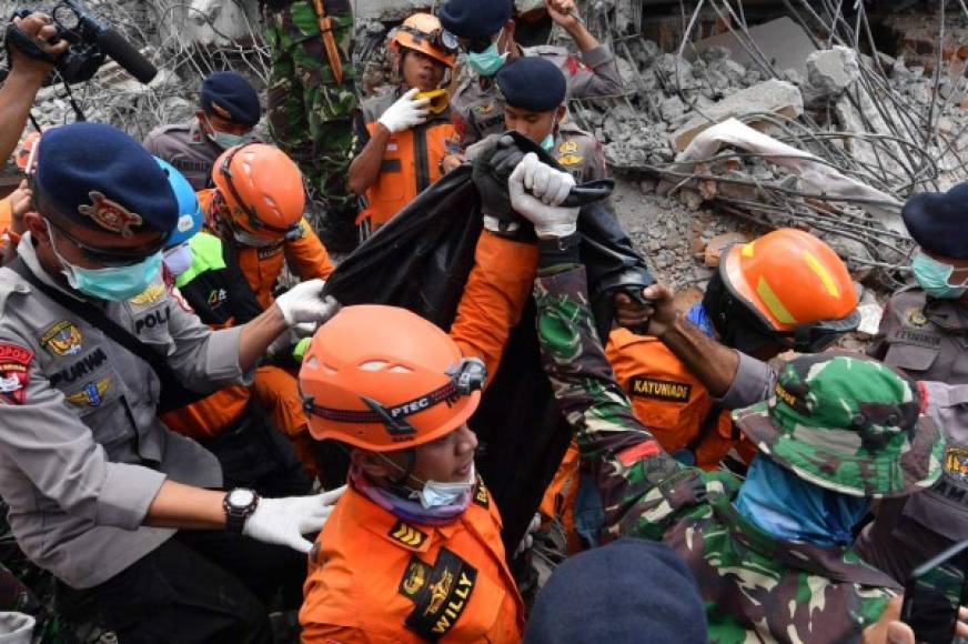 Los equipos de rescate continúan encontrando varios cuerpo por lo que las autoridades temen que el número de víctimas por los sismos se dispare en las próximas horas.