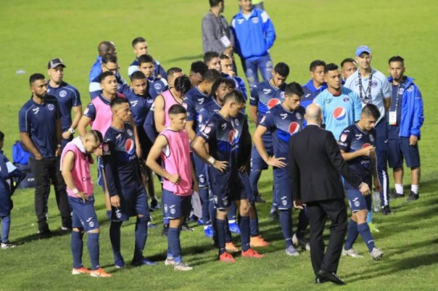 No hubo fiesta azul. El Nacional se quedó vestido con mejores galas, pero no hubo festejo. Motagua no pudo con un gran Saprissa que le arrancó un empate 0-0 en su casa y se quedó con el título. La ida lor morados ganaron 1-0.