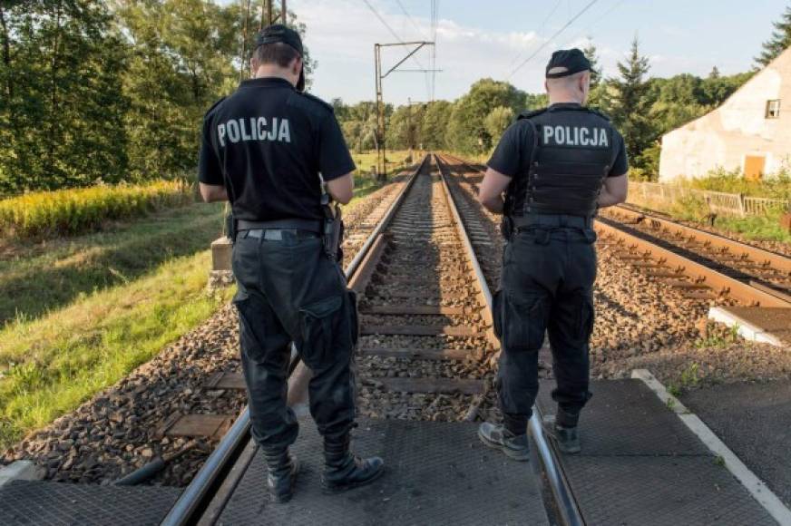 Las fuerzas de seguridad polacas vigilan el área comprendida entre los kilómetros 61 y 65 de la ruta ferroviaria entre las localidades de Breslavia y Walbrzych, donde se supone que se esconde el tren del III Reich, oculto en uno de los túneles construidos por la Alemania nazi para evitar los daños de los bombardeos aliados.<br/>