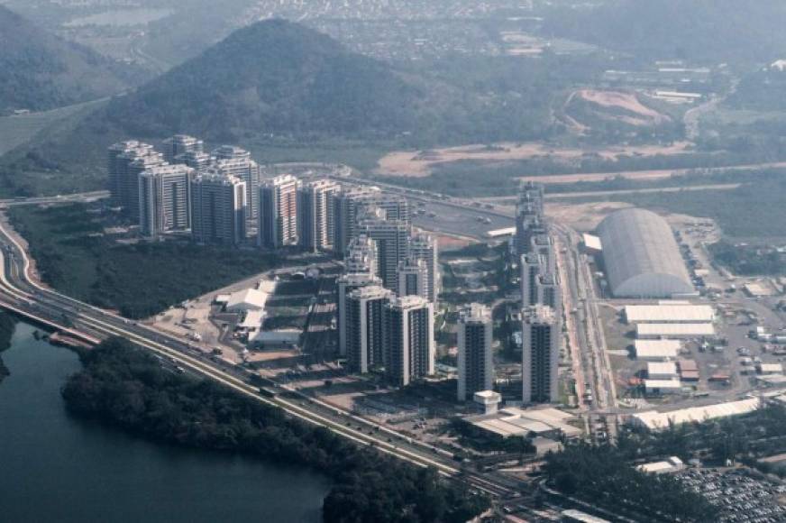 La Villa de los Atletas, ubicada cerca del Parque Olímpico (Barra de Tijuca, oeste de Rio) fue construida por un consorcio privado, financiado por el banco de fomento brasileño BNDES. Costó 2.909 millones de reales (USD 880 millones al cambio actual) y será usada también durante los Paralímpicos.