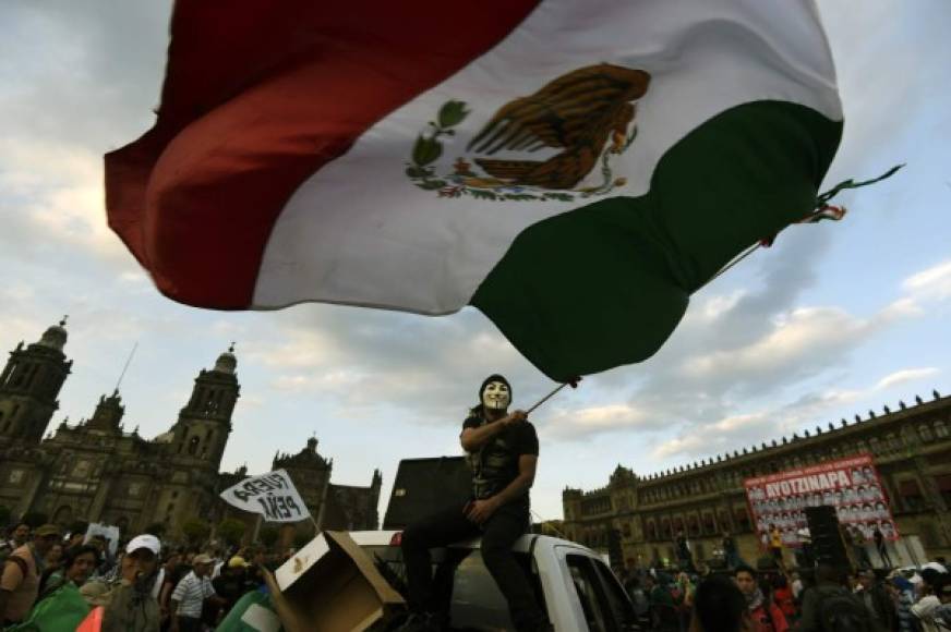 Los padres de los estudiantes encabezaron una marcha en la capital mexicana, millares los acompañaron.