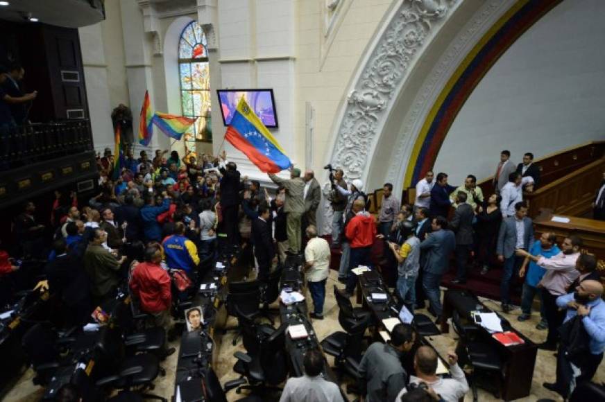 El Parlamento de Venezuela, de mayoría opositora, llamó a una rebelión popular y a la presión internacional al denunciar este domingo un 'golpe de estado' del gobierno, tras la suspensión del proceso de referendo revocatorio contra el presidente Nicolás Maduro.
