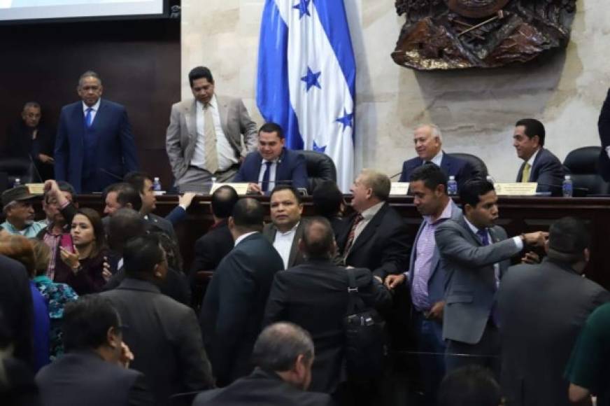 Como ya ha sido costumbre desde el primer periodo en que Libre tiene representación en el Congreso Nacional, los diputados de este partido protestaron con gritos, silbatos y pancartas en contra de la aprobación de una ley.