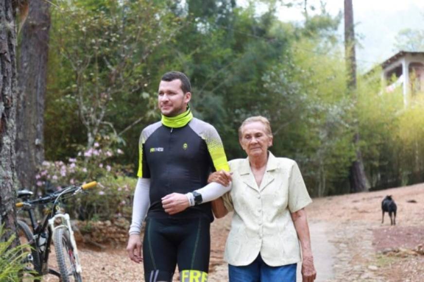 Conrado Mejía fue esperado por su madre quien lo entregó a Vanessa, su otro mitad.