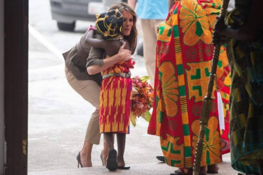 En su segunda jornada en Ghana, Melania visitó este miércoles una antigua fortaleza esclavista en la ciudad costera de Cape Coast, a 160 kilómetros al oeste de Accra.