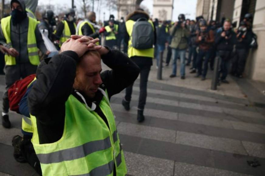 Los primeros choques entre fuerzas del orden y manifestantes, con cargas y lanzamientos de gases lacrimógenos, se produjeron ya a primera hora de la mañana en la avenida de los Campos Elíseos, que era el principal punto de concentración de los 'chalecos amarillos'.<br/><br/>Pero los enfrentamientos más graves -con quema de coches o destrucción de mobiliario urbano para levantar barricadas- tuvieron lugar al ser dispersados algunos radicales en las zonas adyacentes, como la avenida Marceau o en torno al parque Monceau, así como en los Grandes Bulevares y cerca de la estación de Saint Lazare. Imagen AFP