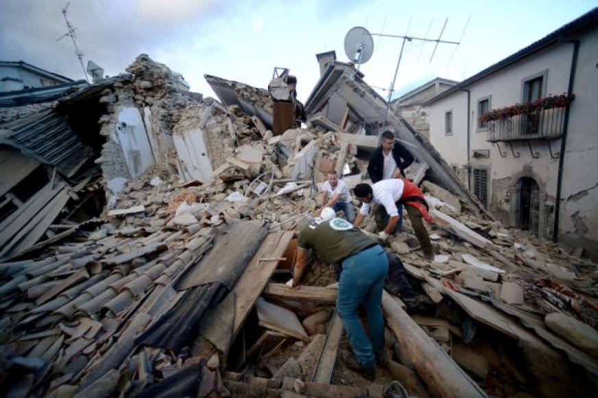 Cuerpos de rescate buscan sobrevivientes bajo los escombros.